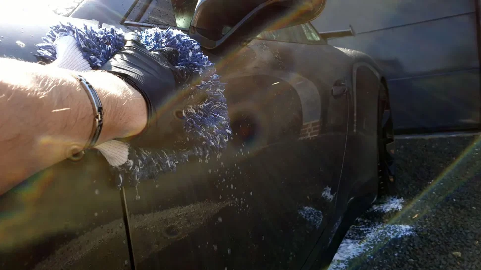 Lavage manuel avec un gant de lavage haut de gamme