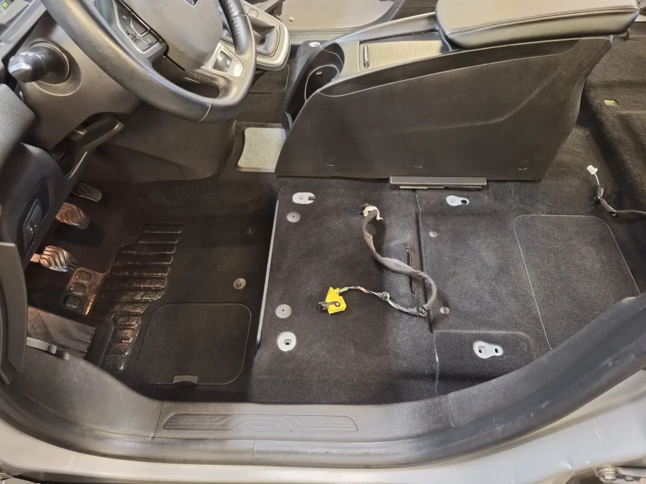 Nettoyage habitacle coté conducteur (après)