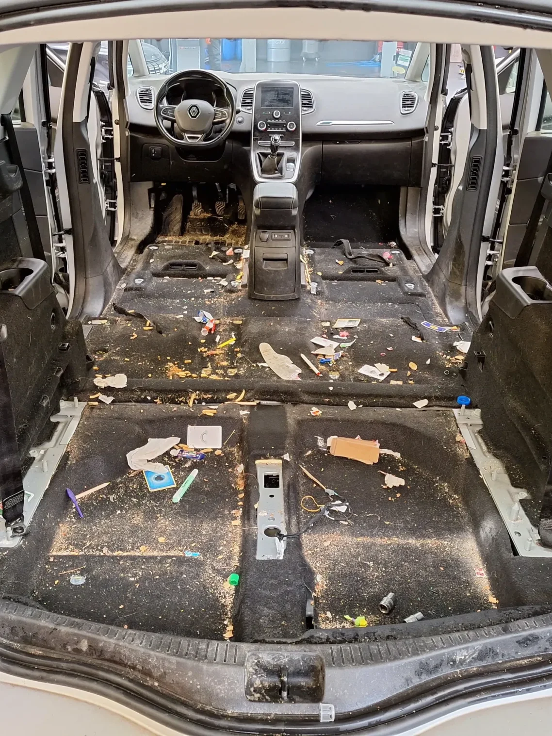 Nettoyage complet intérieur voiture exemple d'un Renault Grand Scénic