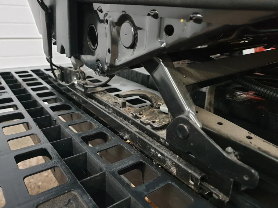 Nettoyage rail siège (avant)